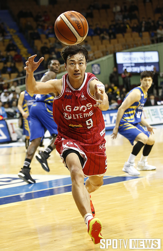 [포토S] 김영환 '볼을 향해'