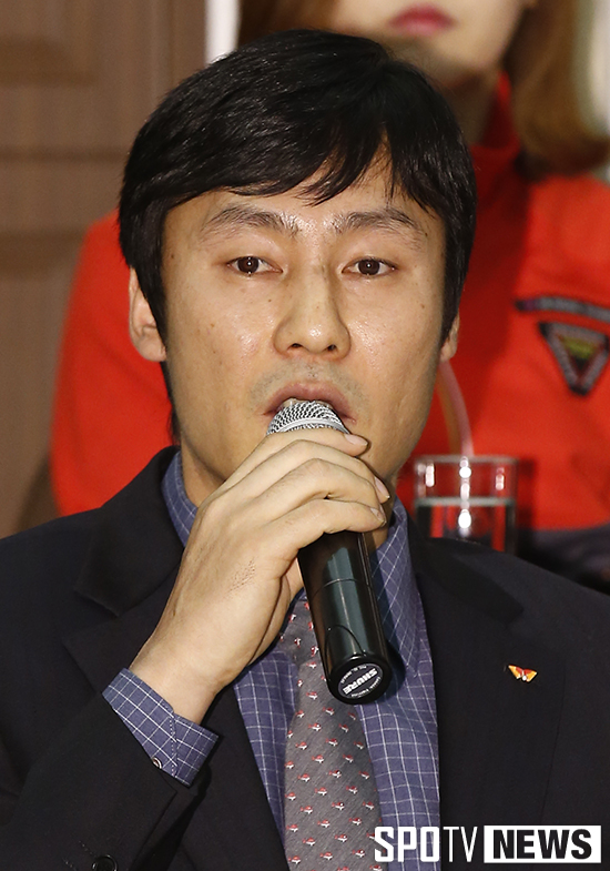 [포토S] 각오 밝히고 있는 강경택 감독