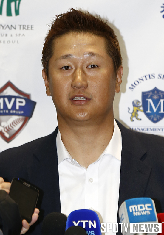 [포토S] 인터뷰 하고 있는 이대호