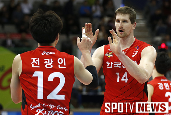 [포토S] 얀 스토크 '전광인과 하이파이브'