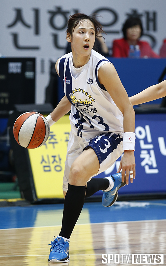 [포토S] 드리블 하는 김단비