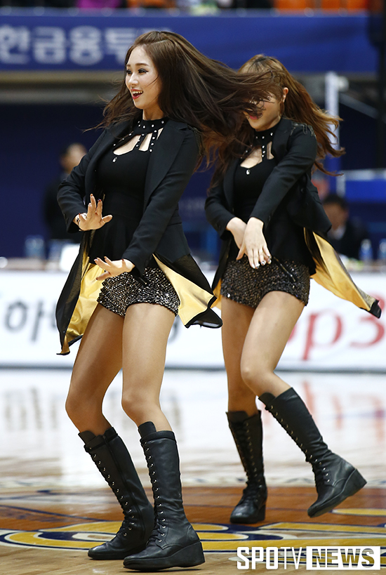 [포토S] 신한은행 치어리더 '핫팬츠 유혹댄스'