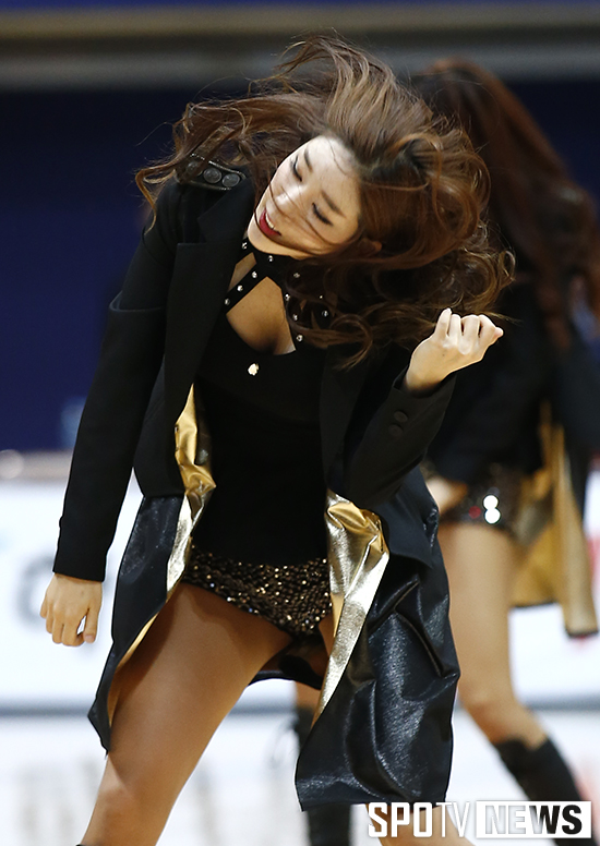 [포토S] 신한은행 치어리더 '짜릿짜릿 댄스'
