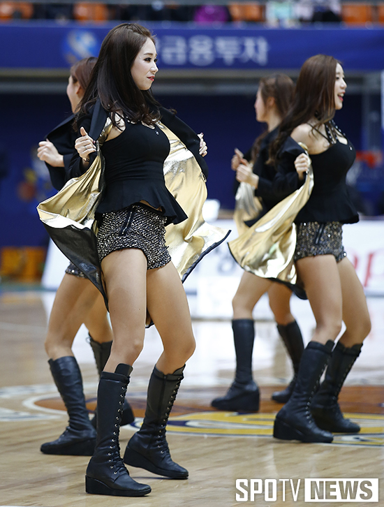[포토S] 신한은행 치어리더 '아슬아슬하게 재킷 활짝'