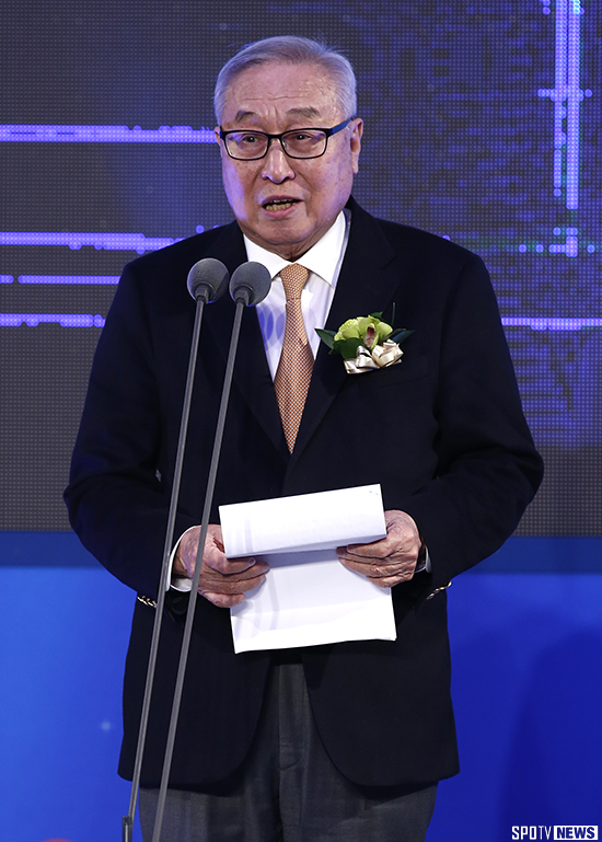 [포토S] 인사말 전하는 김영기 총재