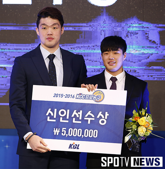 [포토S] 이승현 '선배가 돼 신인상 시상'