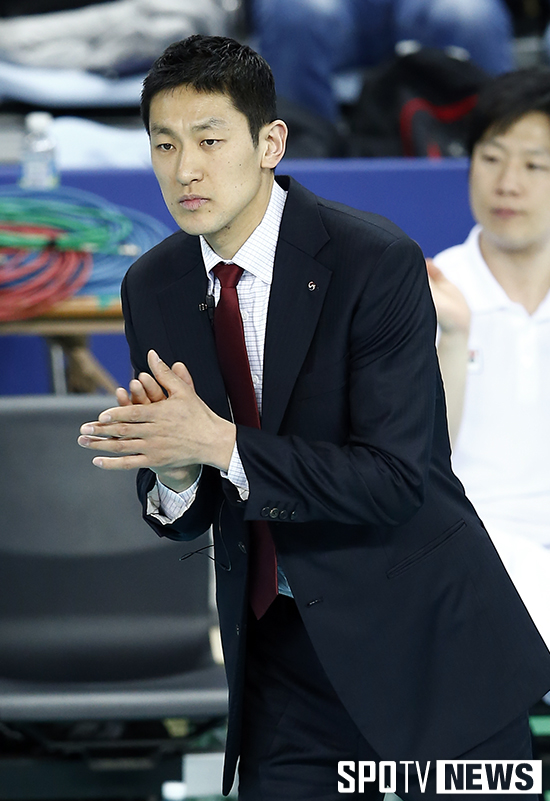 [포토S] 장광균 감독대행 '선수들 향해 박수'