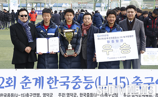 [포토S] 기념촬영 하는 우승팀 마산 중앙중학교