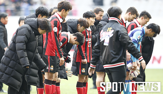 [포토S] 팬들에게 승리 인사하는 FC서울 선수들