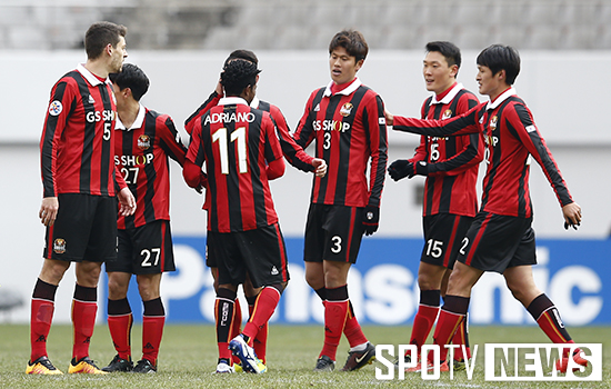[포토S] 승리 하이파이브 나누는 FC서울 선수들