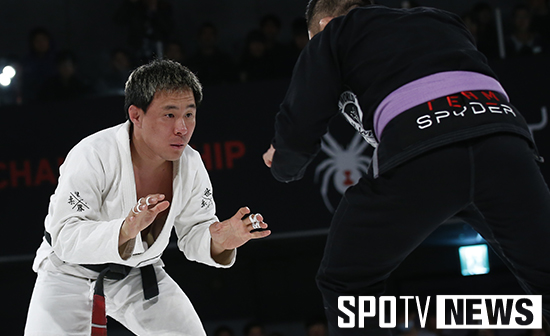 [포토S] 서두원 상대로 경기 펼치는 장덕영