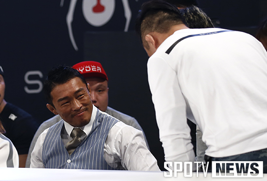 [포토S] 추성훈 '서두원 인사에 흐뭇한 미소'