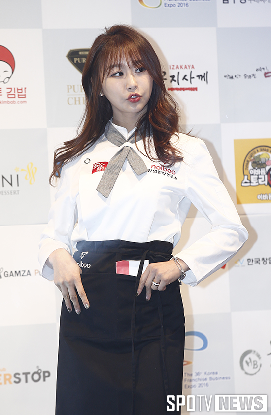 [포토S] 레이싱모델 서윤아 '깜찍한 포즈'