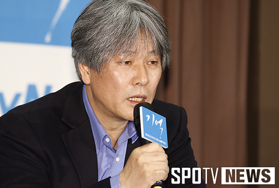 [포토S] 인사하는 박찬홍 감독