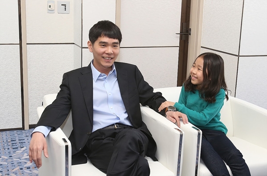 [포토S] 이세돌 9단, '충격패' 잊은 미소