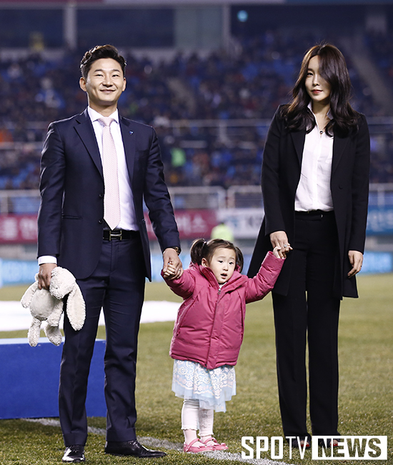 [포토S] 가족과 함께 은퇴식에 나선 이천수