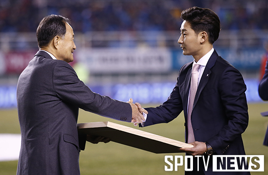 [포토S] 감사장 받는 이천수