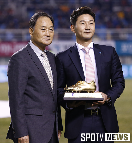 [포토S] 이천수 '황금 축구화 손에 들고'