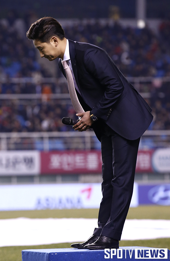 [포토S] 이천수 '고개 숙여 인사'