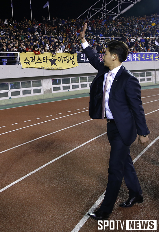 [포토S] 팬들에게 손 흔드는 이천수