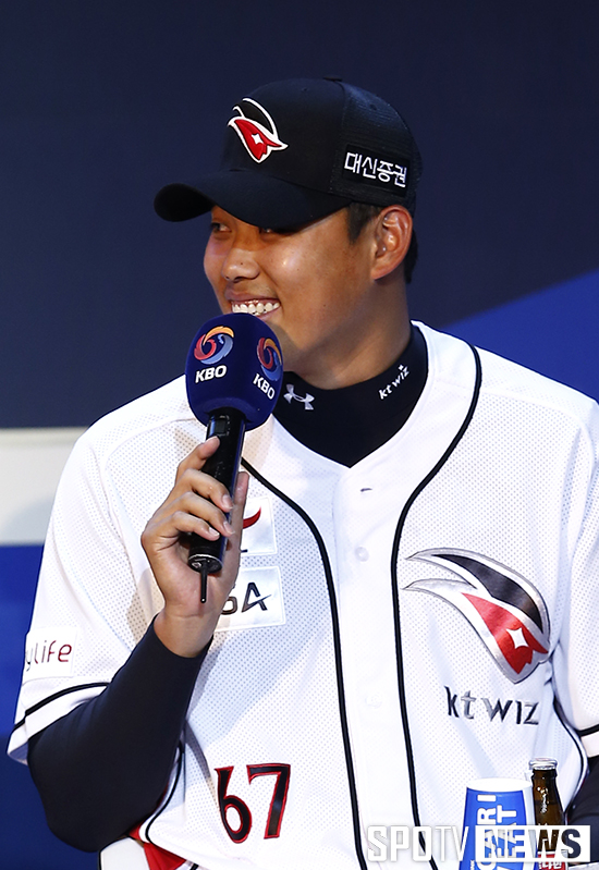 [포토S] 조무근 '황재균의 패션 제안은 거절'