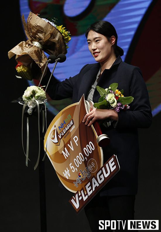 [포토S] 최은지 '맥마혼 대신 MVP 수상'