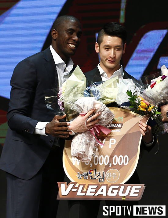 [포토S] 오레올 '문성민 MVP 축하해'