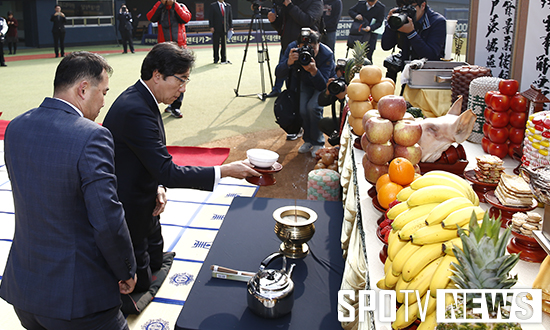 [포토S] 술 올리는 두산 김승영 사장