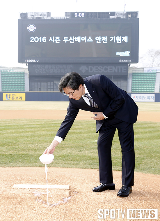 [포토S] 김승영 사장 '투수들 안전하게 해주세요'
