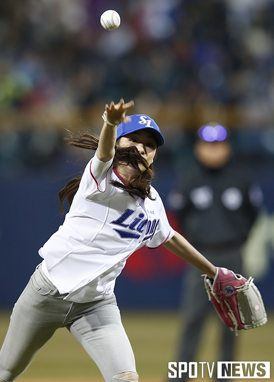 [포토S] 김연아 '요정의 힘찬 시구'
