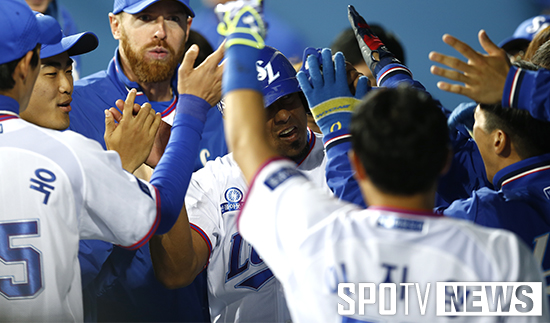 [포토S] 개막 첫 득점에 축하 받는 삼성 발디리스