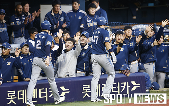 [포토S] 득점의 기쁨 나누는 NC 박민우-나성범
