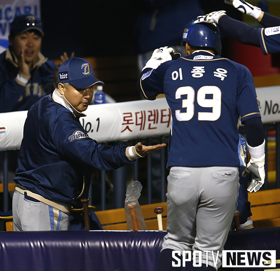 [포토S] 김경문 감독 '어서와 이종욱'