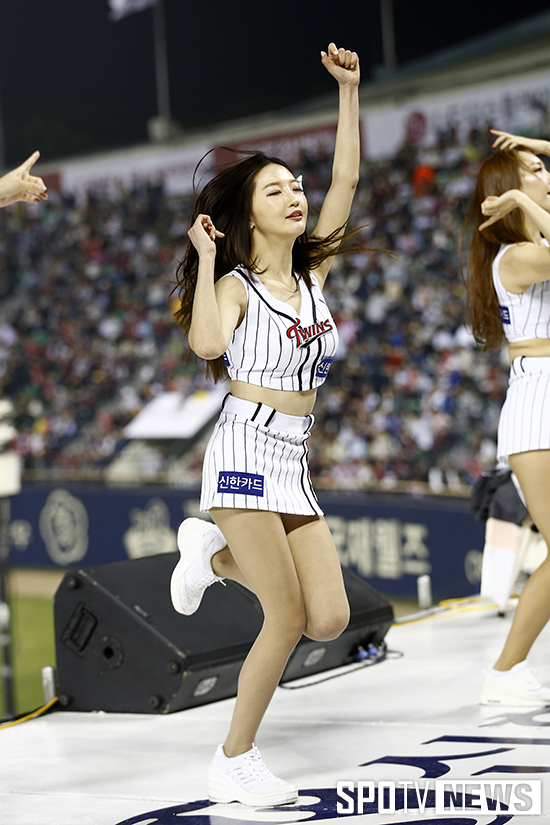[포토S] LG 치어리더 '무아지경 댄스'