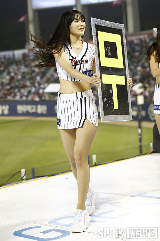 [포토S] LG 치어리더 '무한매력에 빠져보실래요?'