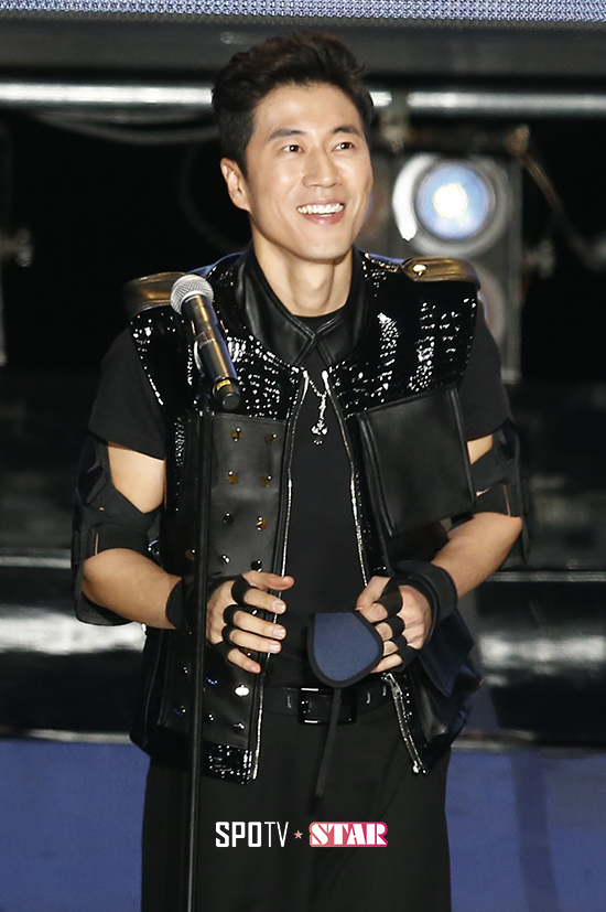 [포토S] 장수원 '팬들 바라보며 환한 미소'