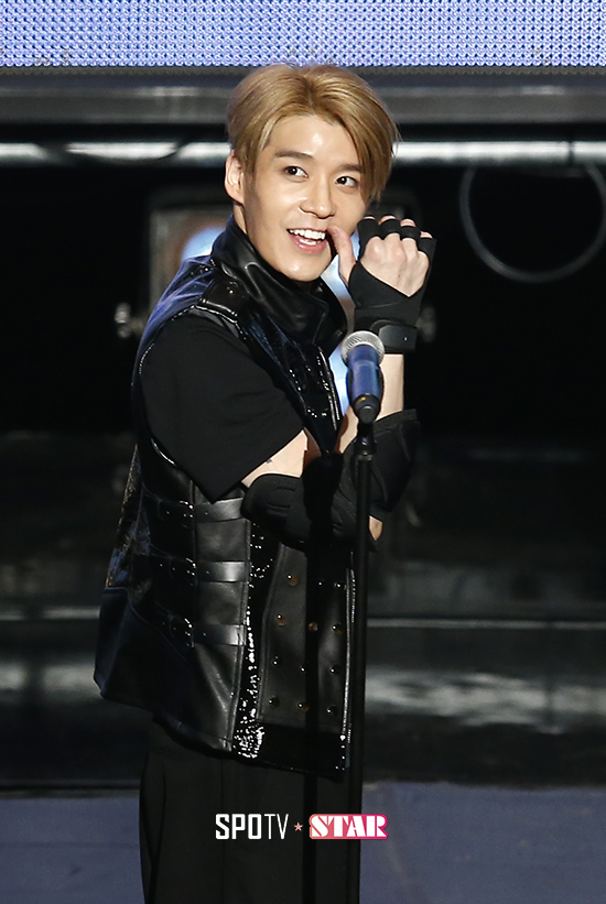 [포토S] 강성훈 '변함 없는 팬들 바라보며'