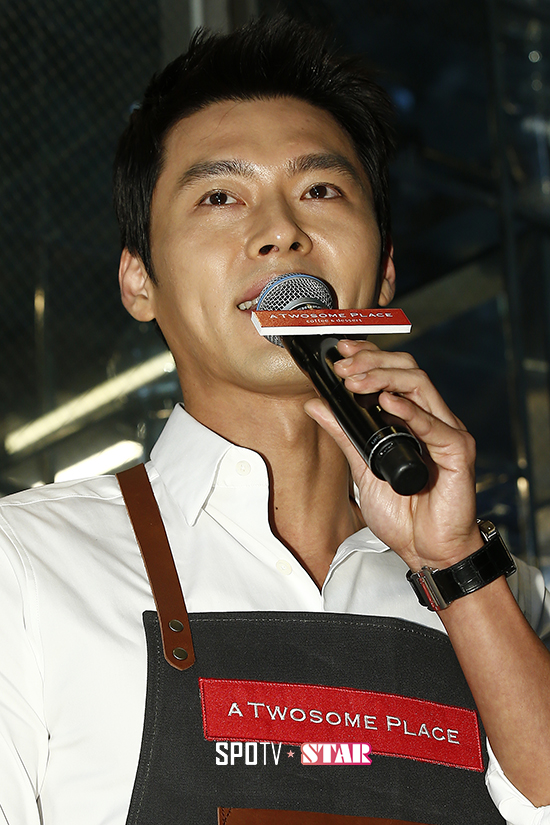 [포토S] 1일 바리스타로 변신한 현빈