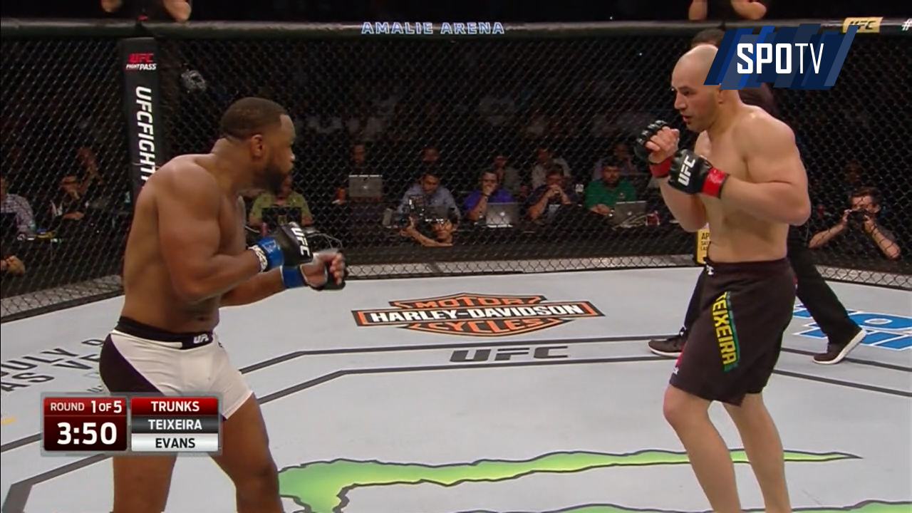 [오늘의 UFC] 글로버 테세이라, 라샤드 에반스에게 1R KO승