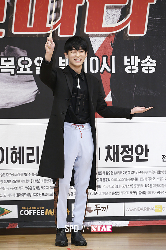 [포토S] 틴탑 엘조 '어색해요~'
