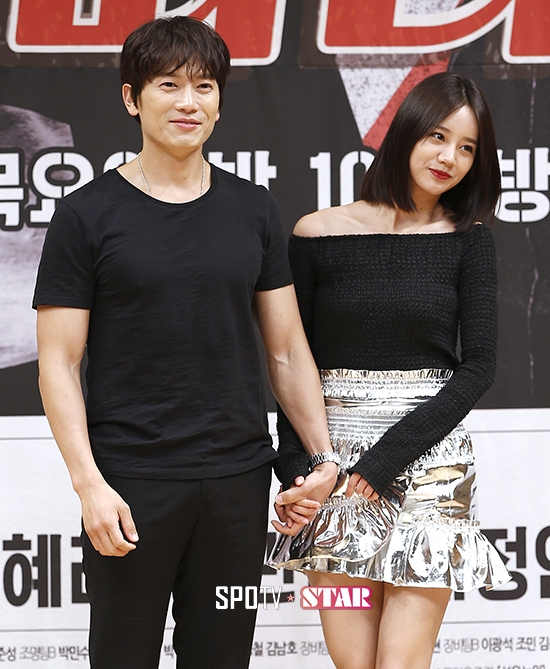 [포토S] 혜리와 손잡은 지성 '쑥스러운 아저씨 표정'