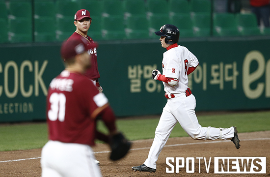 [포토S] 김성현, 피어밴드 상대로 솔로포