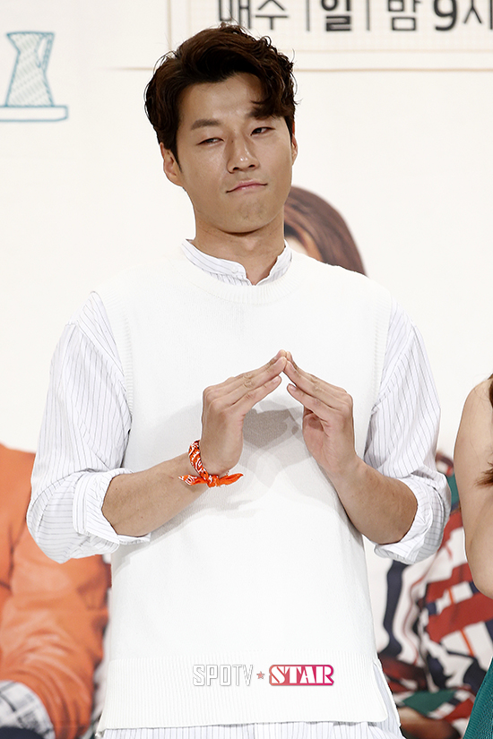 [포토S] 이천희 '우울한 인테리어, 바꿔드려요~'