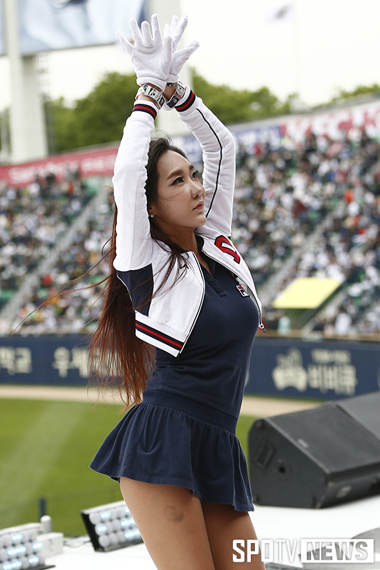 [포토S] 두산 치어리더 '관능미 넘치는 댄스'