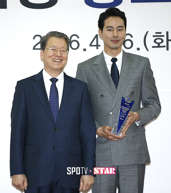 [포토S] 조인성 '훤칠한 모범 납세자'