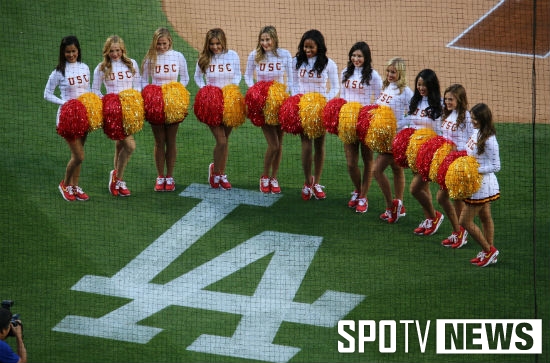 MLB 구장에도 치어리더가 나타났다