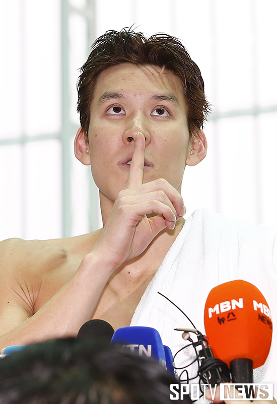 [포토S] 박태환 '팬 여러분 쉿!'