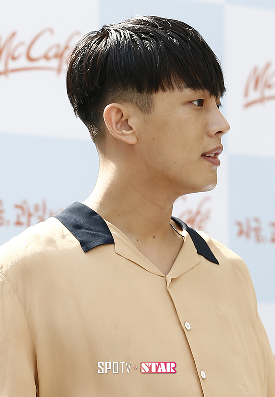 [포토S] 유아인 '명품 콧날'