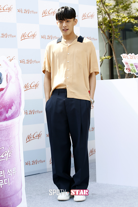 [포토S] 유아인 '남다른 패션 감각'