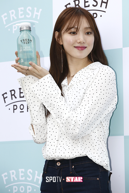 [포토S] 이성경 '셔츠만 입어도'